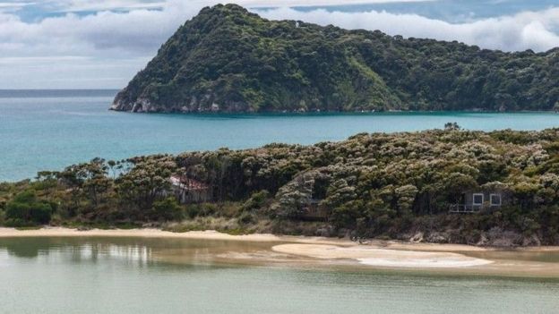 Imagem da praia de Awaroa, feita em fevereiro de 2016
