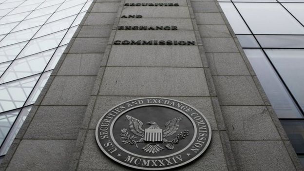 A SEC (Securities and Exchange Commission) é o órgão que regula os mercados de capitais nos EUA
