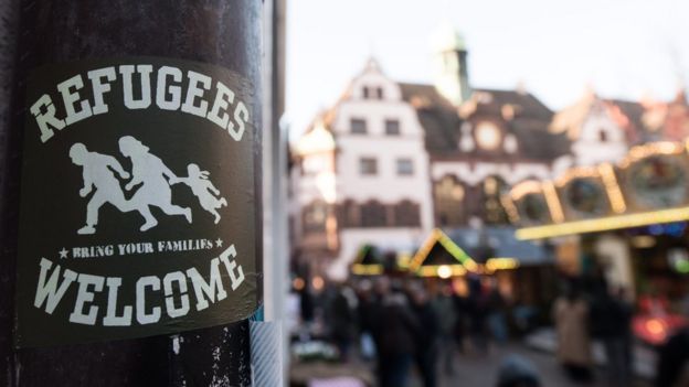 Cartaz de boas vindas aos refugiados em Freiburg