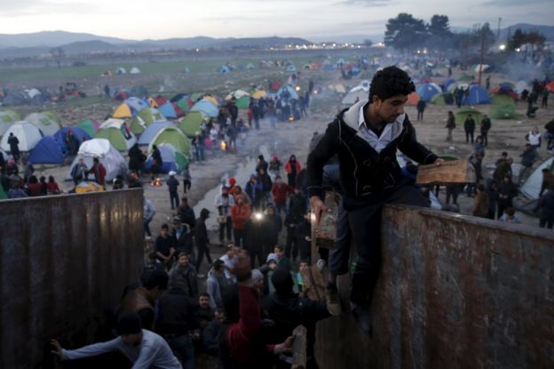 Migrants scuffle over firewood near Greece's Idomeni border crossing with Macedonia, 6 March
