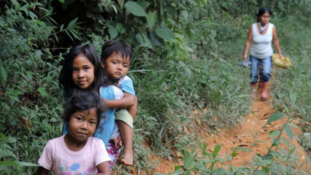 Niños Embera y, al fondo, Irene