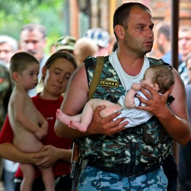 Un soldado carga un bebé