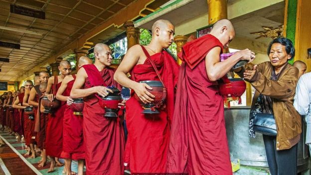 在缅甸，捐赠食物给僧侣