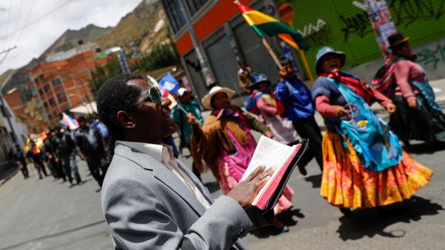 Pastor lê Bíblia durante protesto na Bolívia