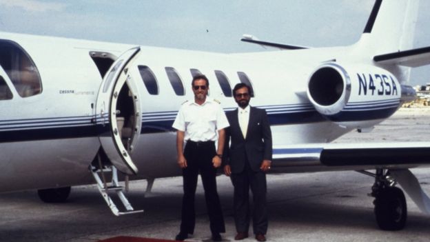 Robert Mazur (izq.), durante un operativo encubierto, a finales de los 80.