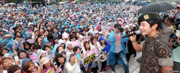 South Korean singer Yoon Hak is discharged from military service (July 2013)