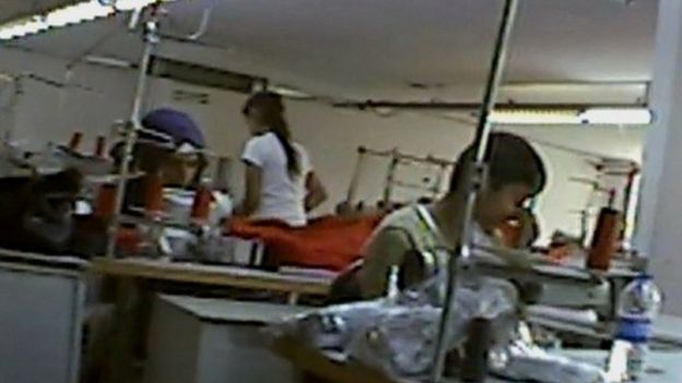 Meninos sírios em uma fábrica na Turquia