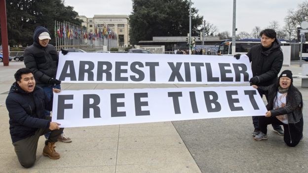 流亡藏人舉起「習特勒」標語在萬國宮外抗議（18/1/2017）