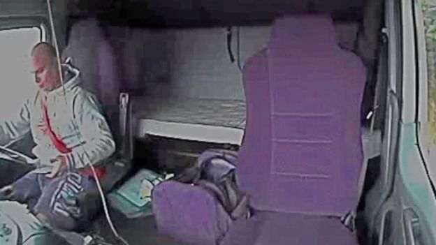 Sopir truk sibuk lihat hp saat mengemudi