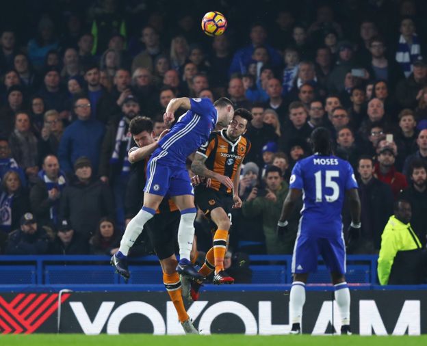 Cahill impacta con Mason.