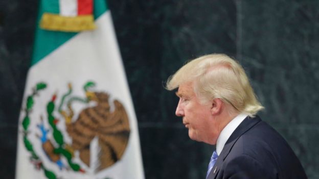 Donald Trump frente a la bandera de México