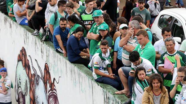 Torcedores no estádio em Chapecó