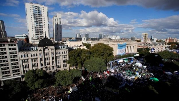 Workers gather to protest against policies of Argentina's President Mauricio Macri during a demonstration called by the country's biggest unions in Buenos Aires (29 April 2016)