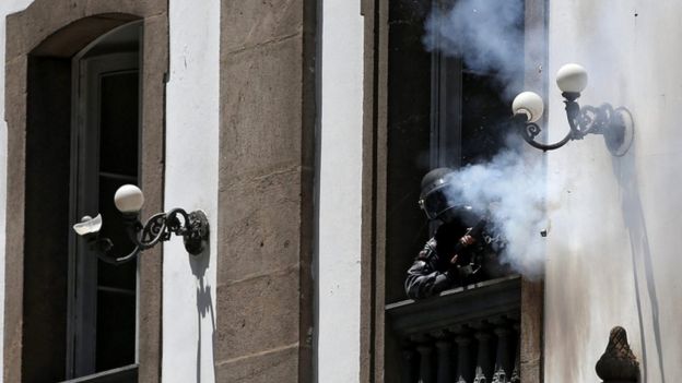 Polisi menembakkan peluru karet dari jendela sebuah gereja.