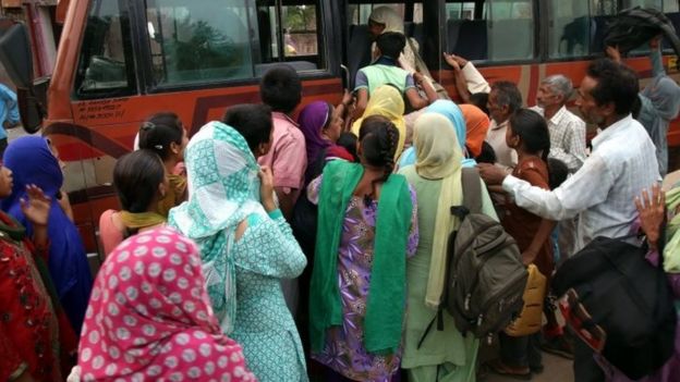 Indian villagers board a bus provided by the government as families are evacuated from their homes a safer place after authorities ordered the evacuation of villages near the Pakistan border, at Chillyari village, about 60km from Jammu in Indian-administered Kashmir (30 September 2016)