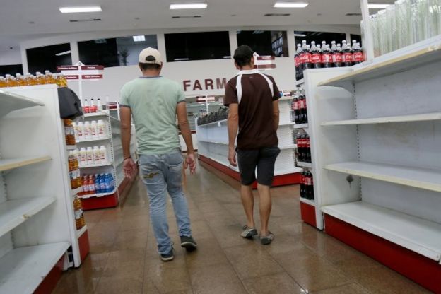 estantes vazias em supermercado da Venezuela