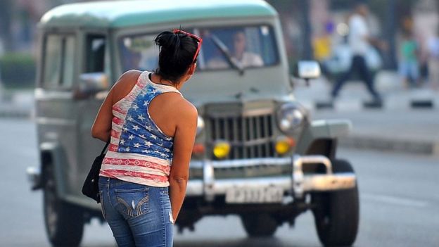 Cubana con una camiseta con la bandera de EE.UU.