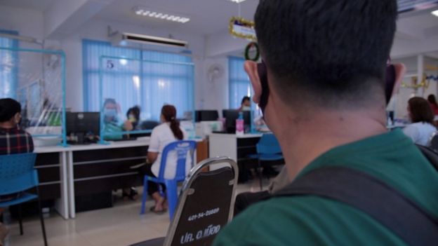 إيك في مركز تسجيل محلي