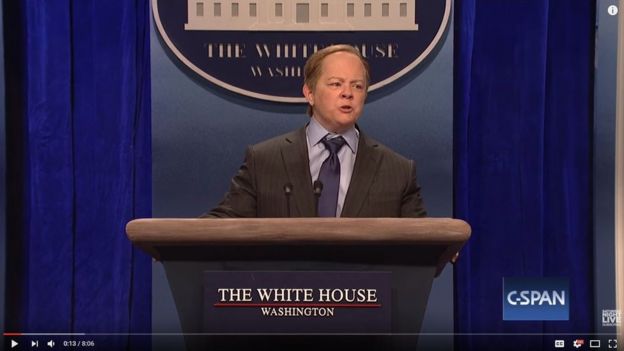 Melissa McCarthy interpretando al secretario de prensa del gobierno de Trump, Sean Spicer, en Saturday Night Live.