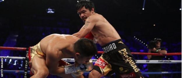 Manny Pacquiao akimpiga makonde makali mpinzani wake