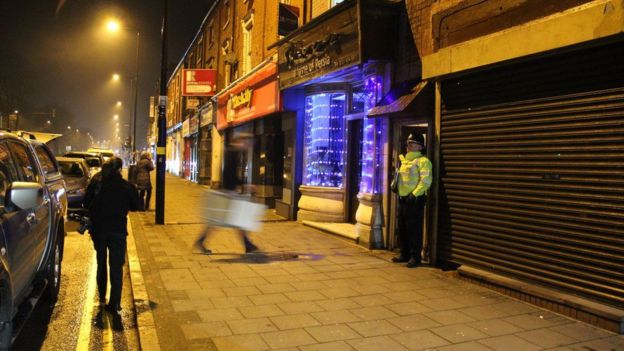 சோதனை நடந்த பகுதியில் காவல்துறையினர்