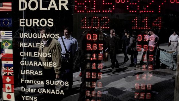 Exterior de oficina de cambio de dinero en Buenos Aires, Argentina.