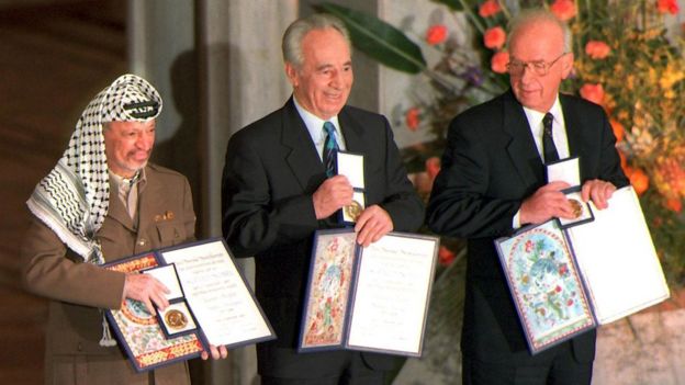 Yaser Arafat, Shimon Peres y Yitzhak Rabin compartieron el Nobel de la Paz en 1994 por los acuerdos de Oslo.