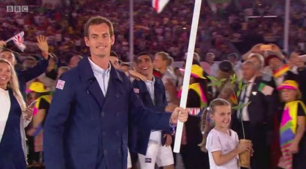 Wanariadha wa Uingereza waingia katika uwanja wa Mariccana wakiongozwa na bingwa wa mchezo wa tenisi Andy Murray