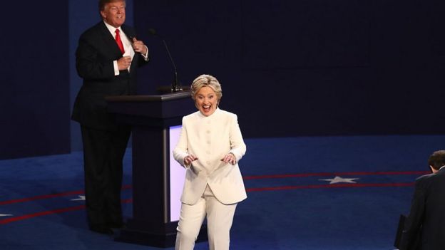 در پایان مناظره خانم کلینتون با هوادارانش خوش و بش کرد بدون آن‌که دو نامزد با هم دست بدهند
