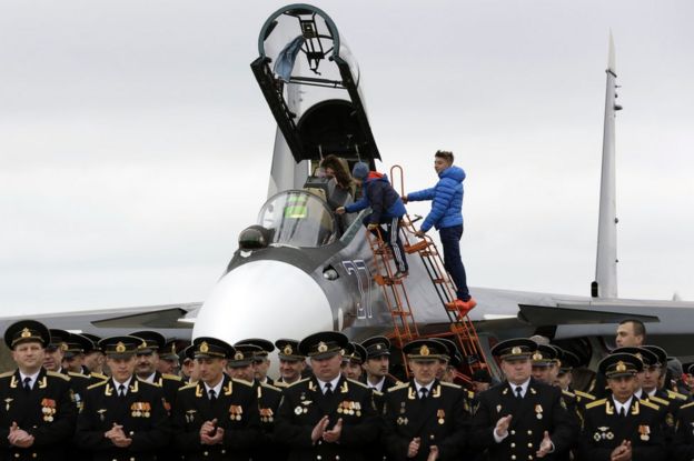Дети посещают истребитель Су-30см во время российской военно-морской день открытых дверей возле Симферополь, Крым, 4 марта