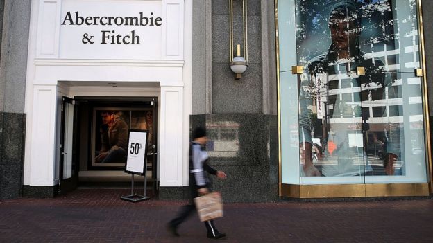 Una tienda de Abercrombie que ofrece mercancía a 50% de descuento.