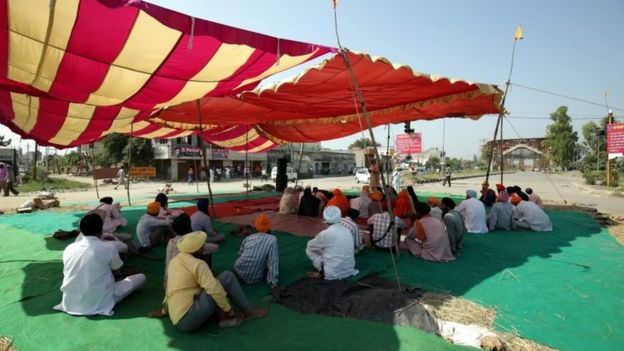 Sikh activists block Amritsar-Delhi National Highway 1 during protest over the alleged desecration of the Sikh holy book at a village near Tarn Taran, in Amritsar, India, 21 October 2015.