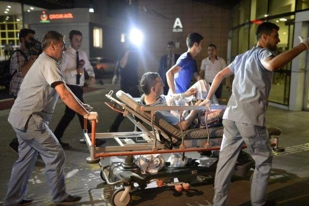 Los heridos fueron trasladados rápidamente a los hospitales.
