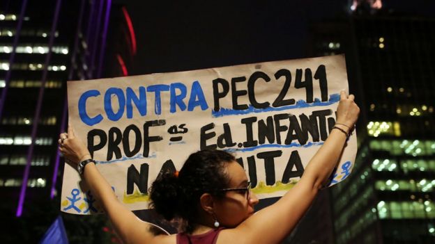 Manifestação em São Paulo contra a PEC 241, que estabelece um teto para os gastos públicos