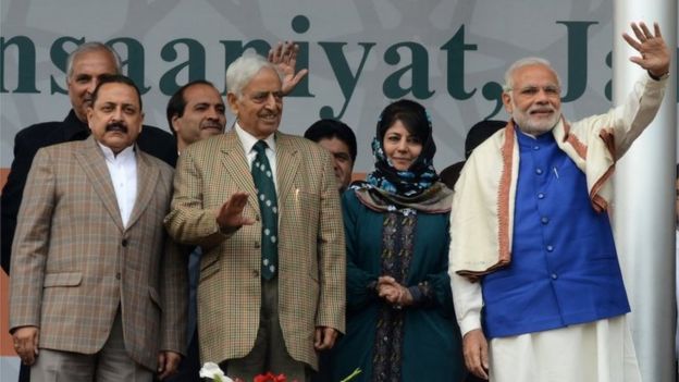 Indian Prime Minister Narindra Modi(R), Peoples Democratic Party (PDP)Leader Mehbooba Mufti, (2R), Jammu and Kashmir Chief Minister Mufti Mohammed Sayeed (2L) and other leaders greet supporters at a public rally in Srinagar