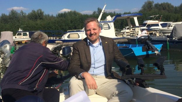 Vit Jedlicka con Liberland detrás.