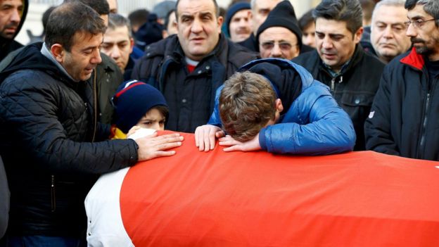 سوگواری بازماندگان یکی از قربانیان حمله استانبول