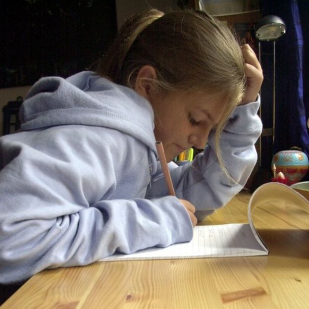 Una niña haciendo tarea