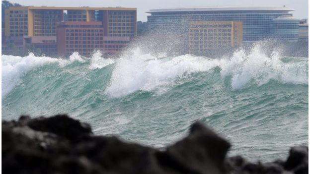 Large waves on the coast on Jeju, 4 October 2016.