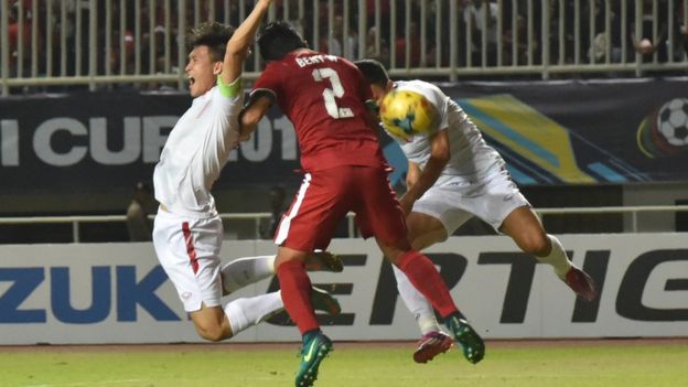 Beny Wahyudi đẩy cầu thủ đội Việt Nam dẫn tới quả phạt đềntrong trận bán kết lượt đi AFF Suzuki Cup 2016 ở Cibinong, West Java, Indonesia