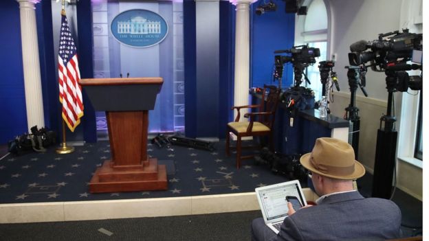 வெள்ளை மாளிகையில் செய்தியாளர் சந்திப்பு ஒன்றில் கலந்துகொள்வதில் இருந்து பல முக்கிய செய்தி நிறுவனங்கள் விலகப்பட்டுள்ளன.