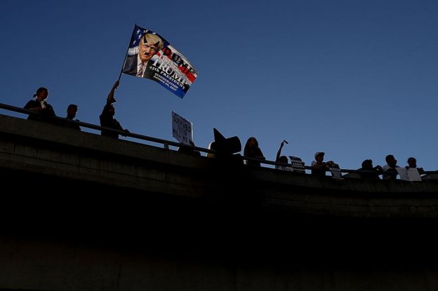Personas protestan contra la orden ejecutiva del presidente Donald Trump en el aeropuerto de Los Ángeles, EE.UU.