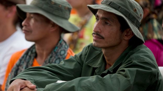 Anlaşma törenini izleyen bir FARC gerillası
