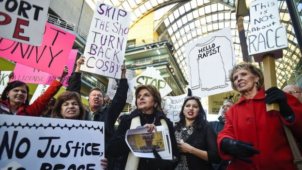 Gloria Allred gathers with protesters outside of a Bill Cosby show on 17 January 2015 in Denver, Colorado