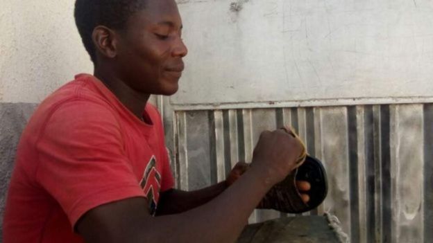 Idris anasema kuwa yeye hupata karibu dola tano kwa siku
