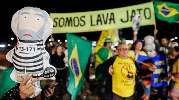 Противники Лулы с плакатами в поддержку 