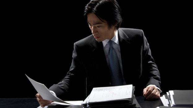 Un ejecutivo japonés revisa unos papeles