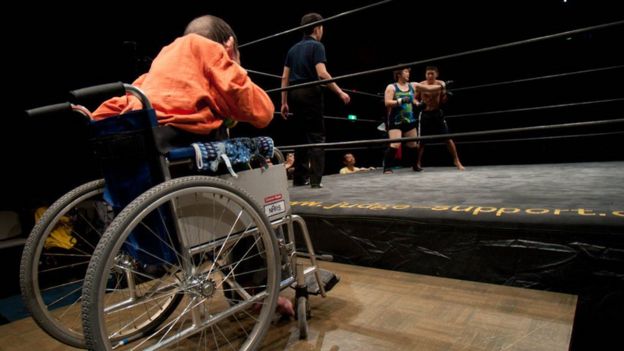 Ohga in his wheelchair watching his wife fighting in the ring