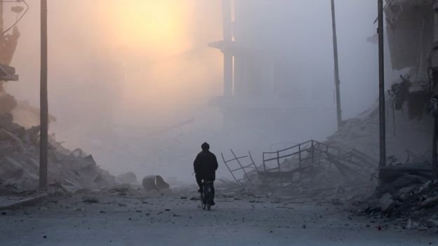 الأوبزرفر: "نواب بريطانيون يطالبون تيريزا ماي بالسماح بإسقاط المساعدات جوا على حلب"