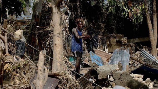 Un hombre entre escombros en Haití, tras el huracán Iván